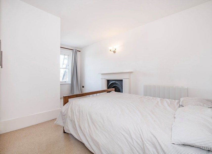 Flat Hogarth Road in Greater London