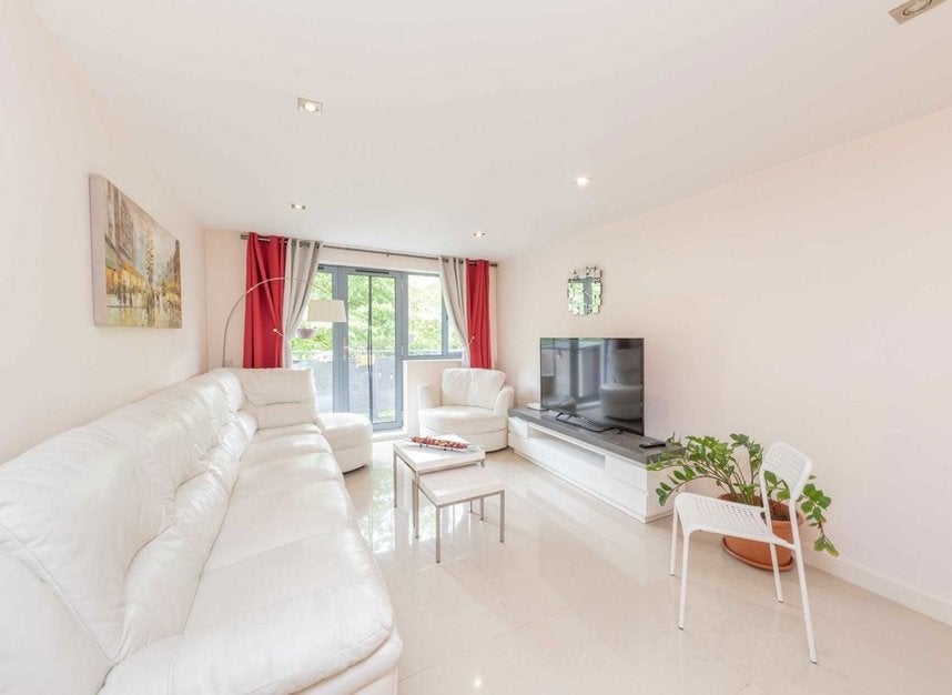 Flat Agate Close in Greater London