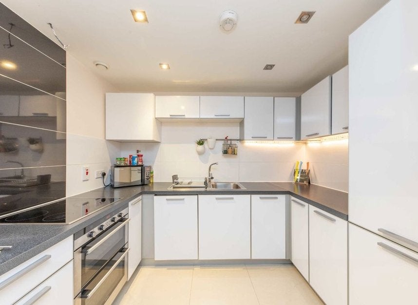 Flat Agate Close in Greater London