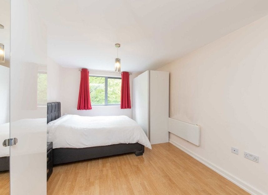 Flat Agate Close in Greater London