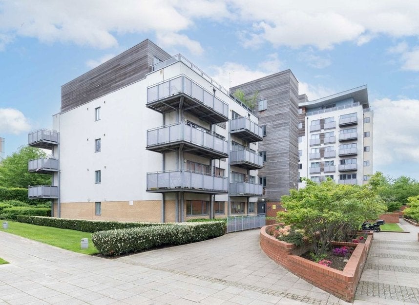 Flat Agate Close in Greater London