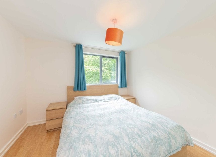 Flat Agate Close in Greater London