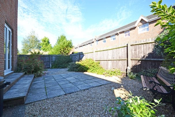 House Granary Close in Ryde