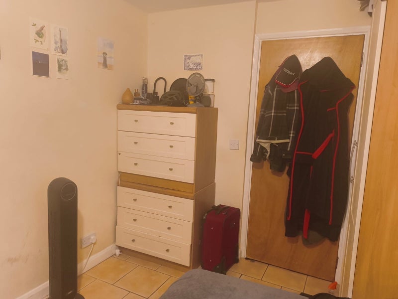 Room Silverthorne Road in Greater London