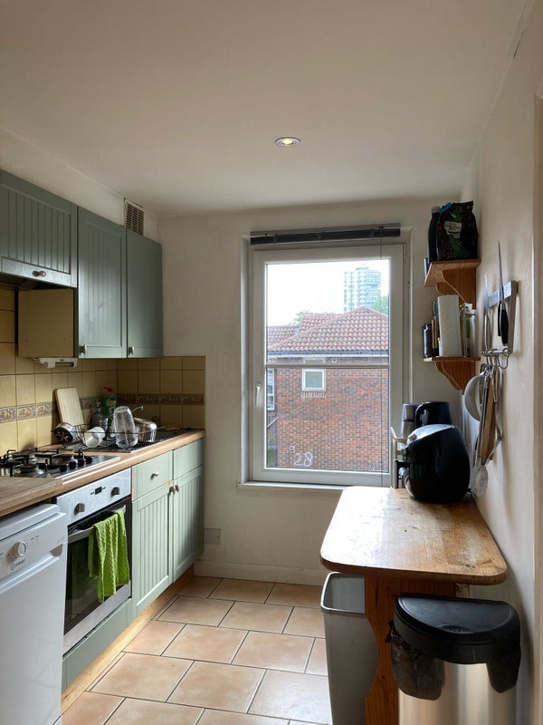 Room Silverthorne Road in Greater London