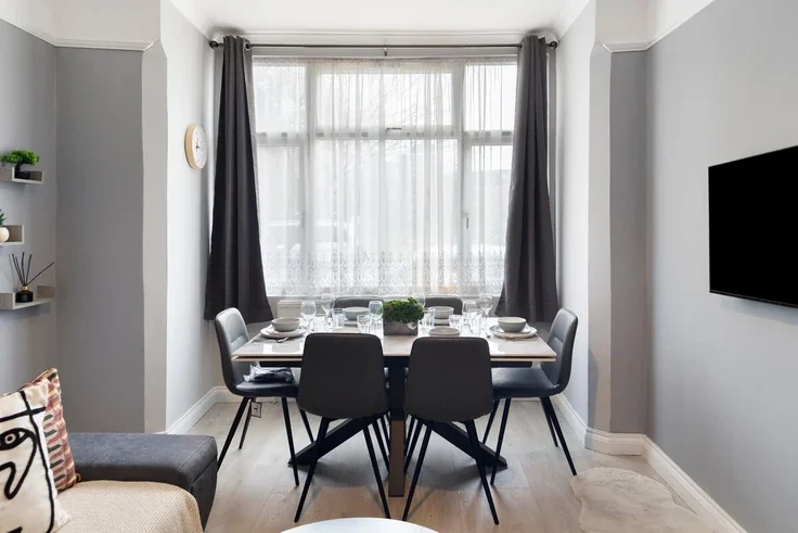 Flat Crouch Road in Greater London