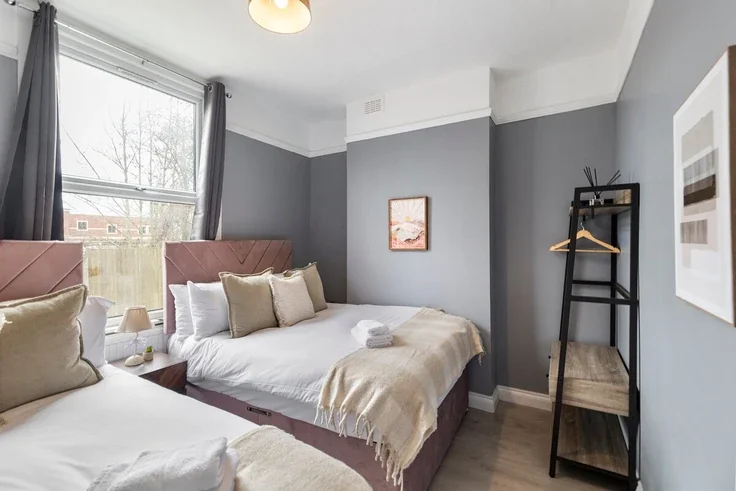 Flat Crouch Road in Greater London