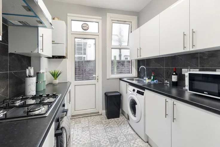 Flat Crouch Road in Greater London