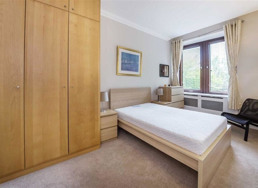 Flat Belvedere Road in Greater London
