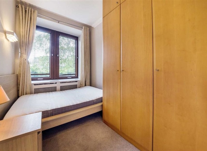 Flat Belvedere Road in Greater London
