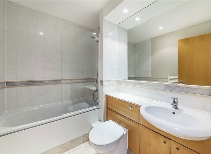 Flat Belvedere Road in Greater London