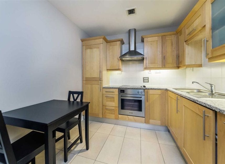 Flat Belvedere Road in Greater London