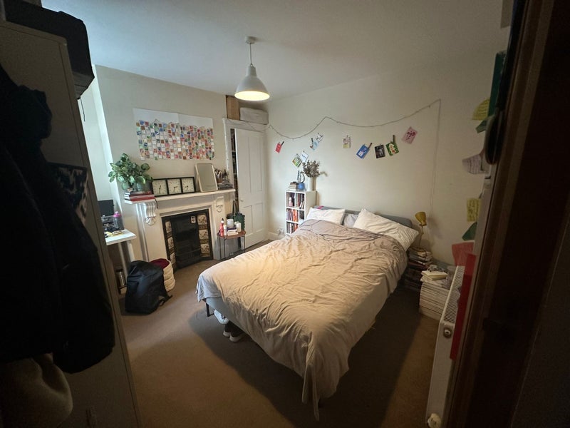 Room Kingscourt Road in Greater London