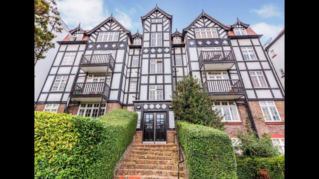 Flat Makepeace Avenue in Greater London