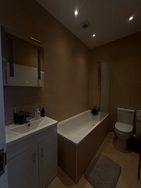 Room Offley Road in Greater London