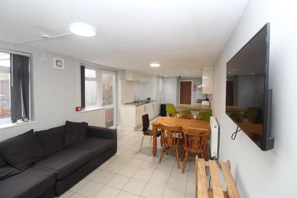Room Merthyr Street in Cardiff