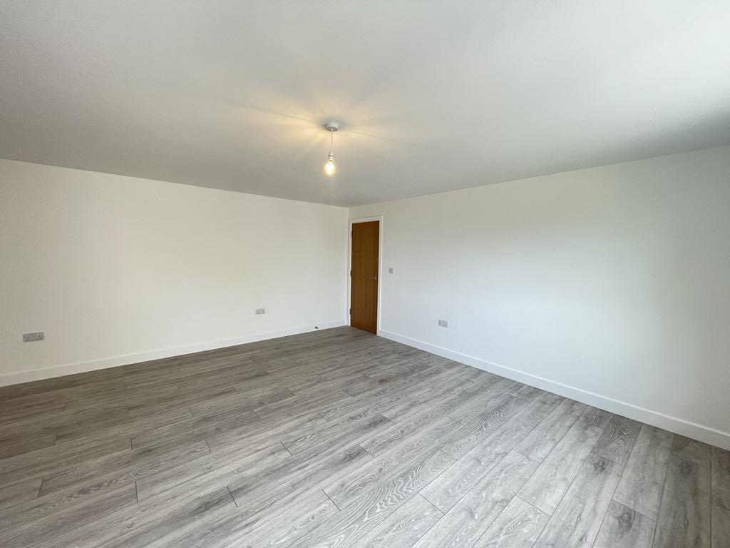 Flat Wellington Way in Waterlooville