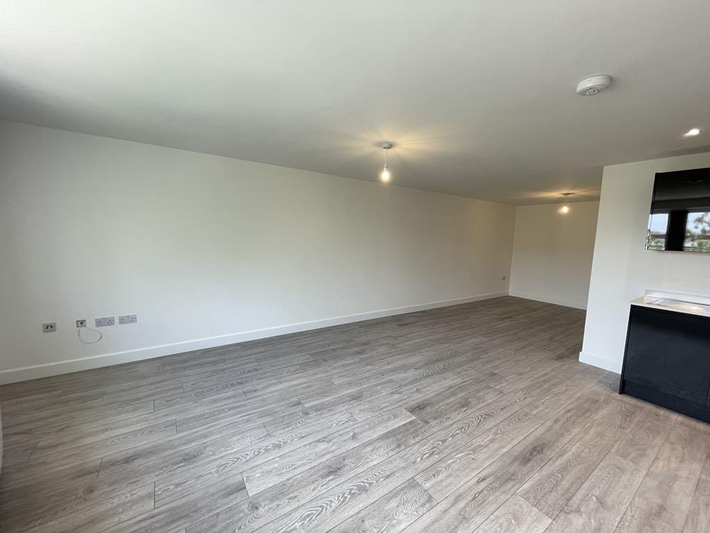 Flat Wellington Way in Waterlooville
