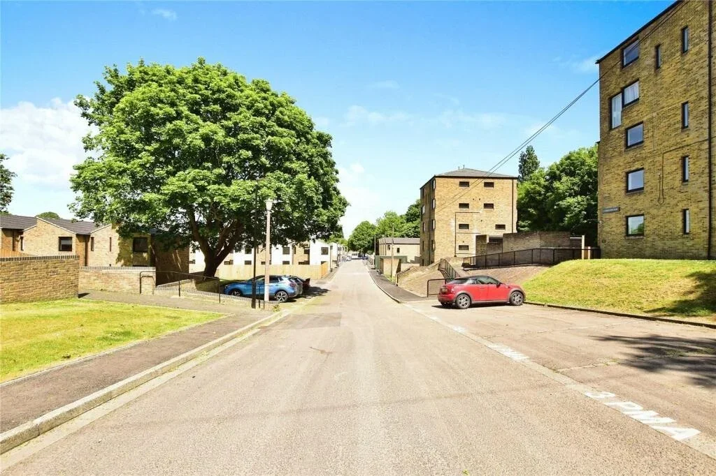 Flat Princess Mary Avenue in Gillingham