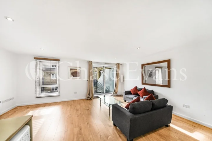 Flat Tredegar Road in Greater London