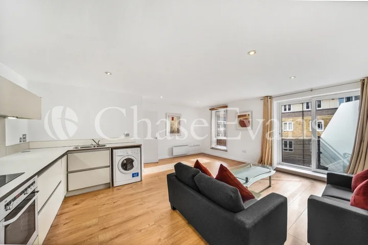 Flat Tredegar Road in Greater London