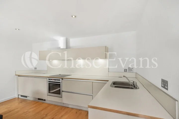 Flat Tredegar Road in Greater London