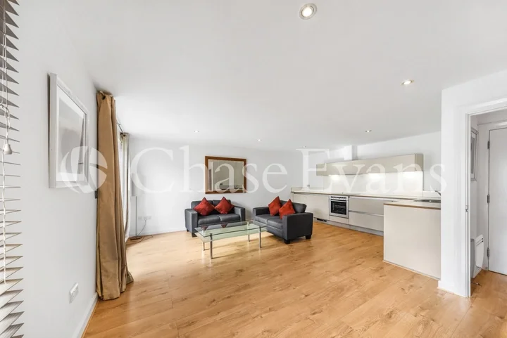 Flat Tredegar Road in Greater London