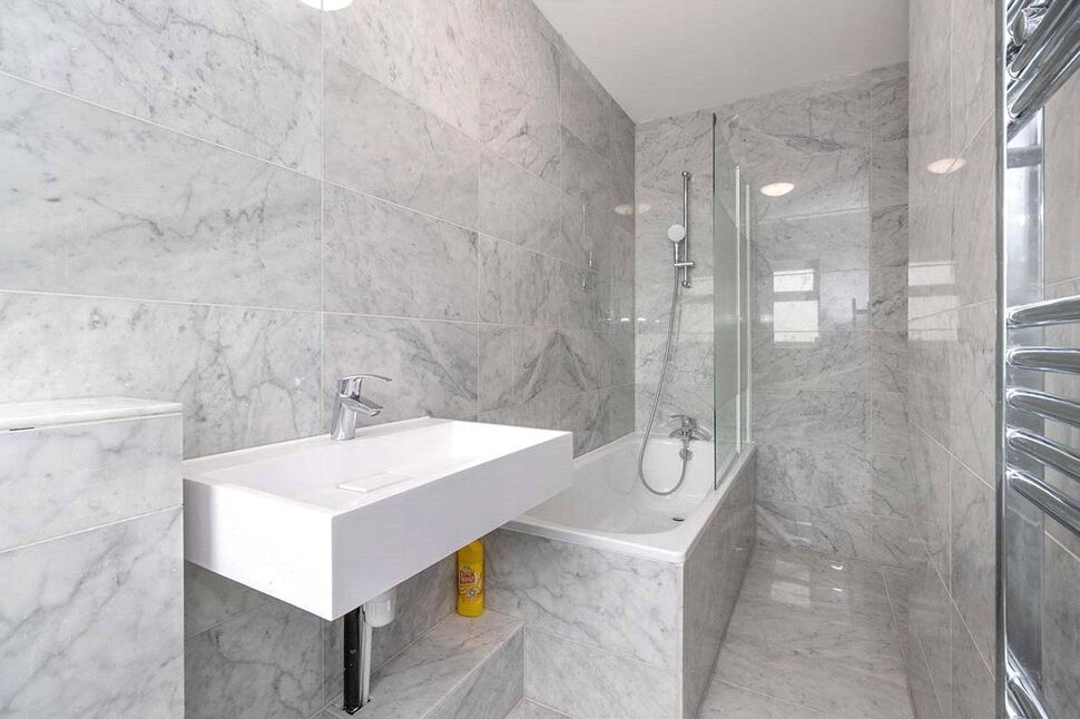 Room Lower Marsh Lane in Greater London