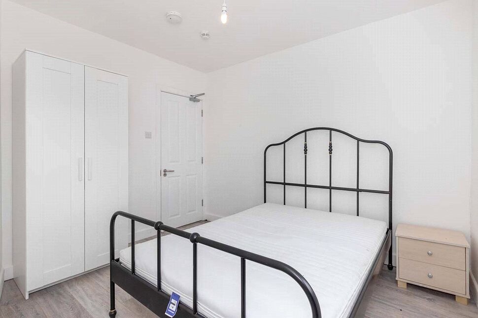 Room Lower Marsh Lane in Greater London