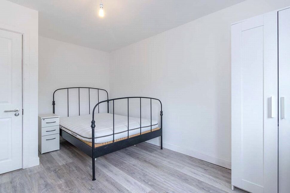 Room Lower Marsh Lane in Greater London