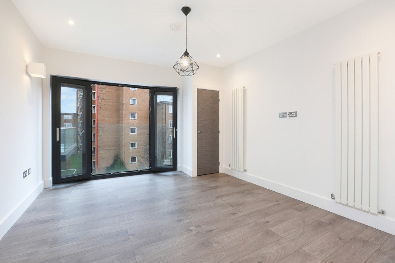 Flat Commercial Road in Greater London