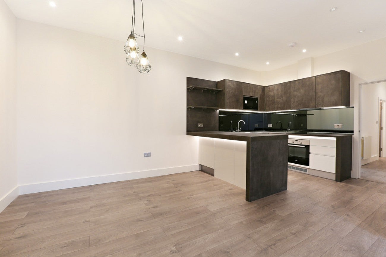 Flat Commercial Road in Greater London