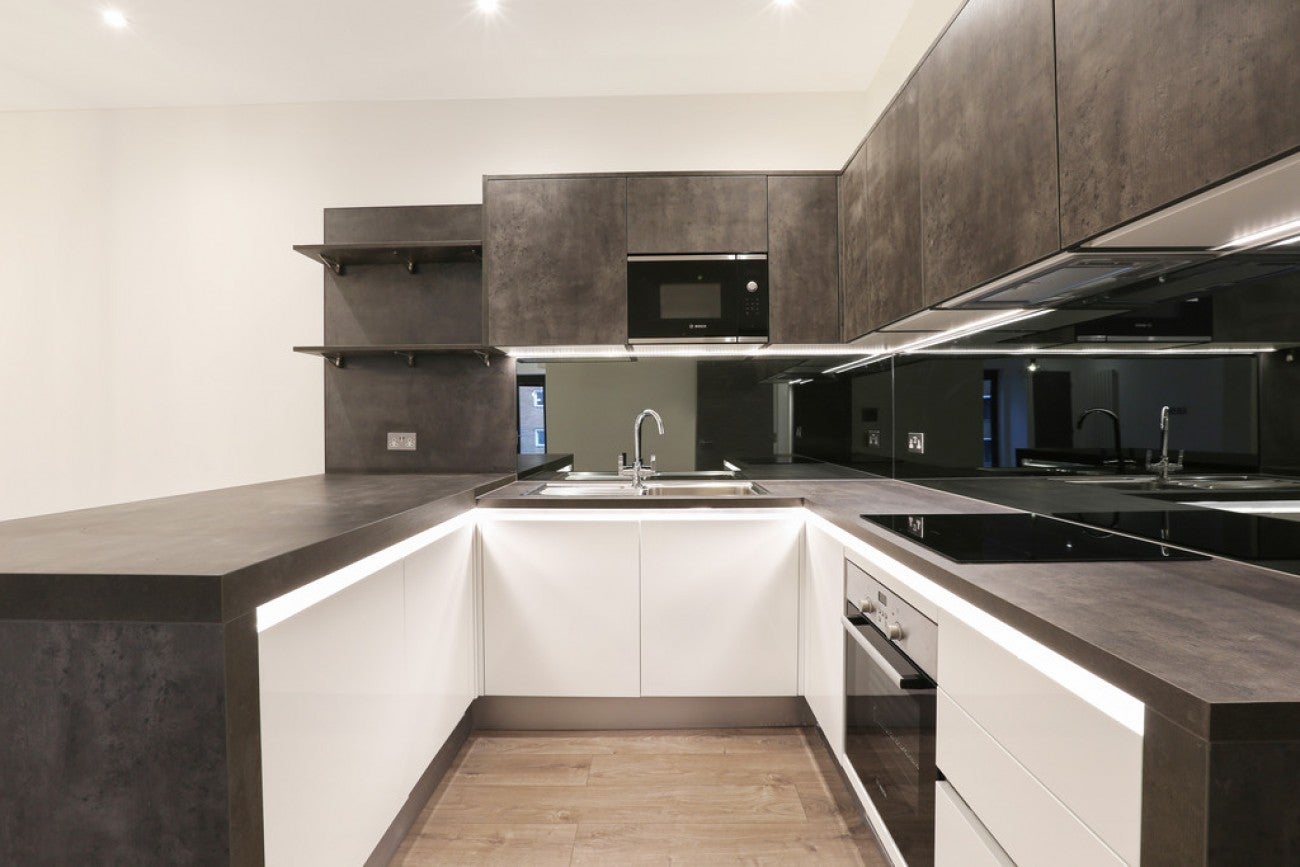 Flat Commercial Road in Greater London