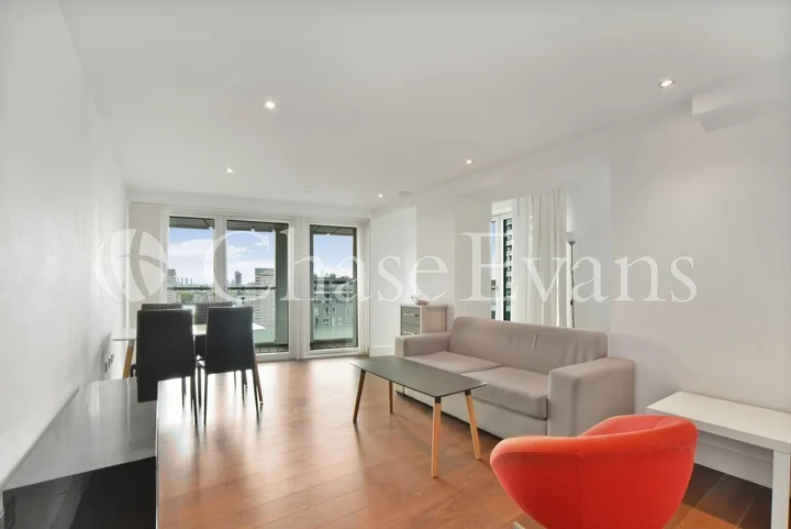 Flat Lincoln Plaza in Greater London
