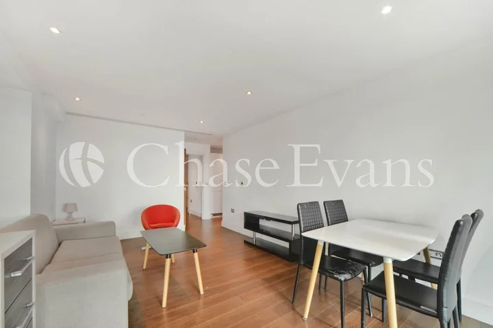Flat Lincoln Plaza in Greater London