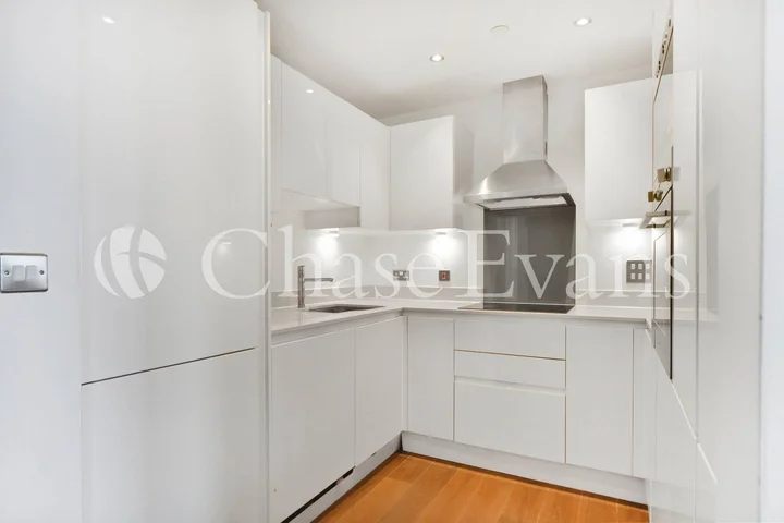 Flat Lincoln Plaza in Greater London