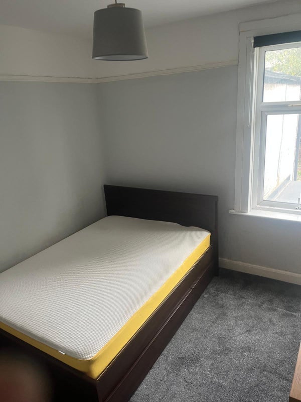 Room Shaftesbury Road in Greater London
