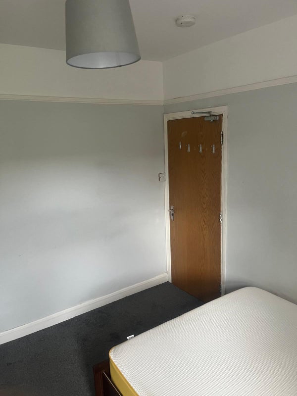 Room Shaftesbury Road in Greater London