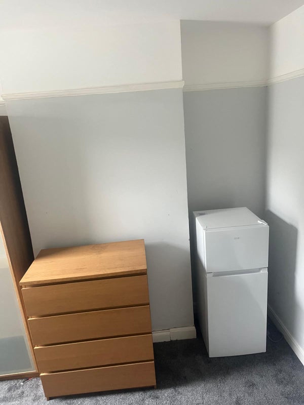 Room Shaftesbury Road in Greater London