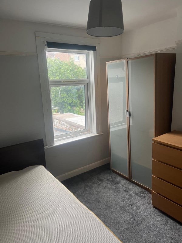 Room Shaftesbury Road in Greater London