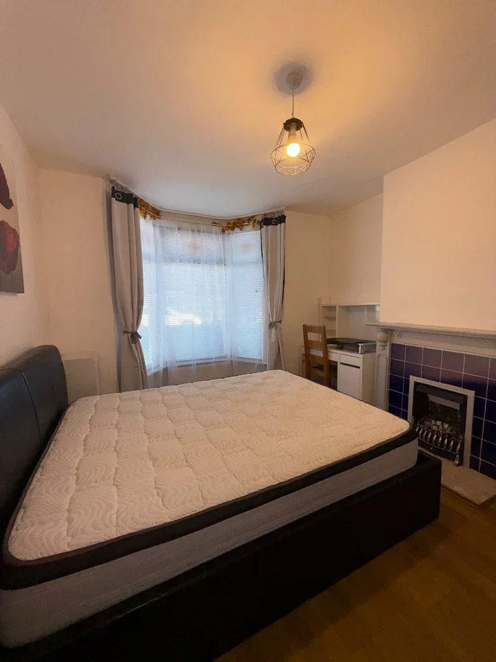Room Milton Road in Grays