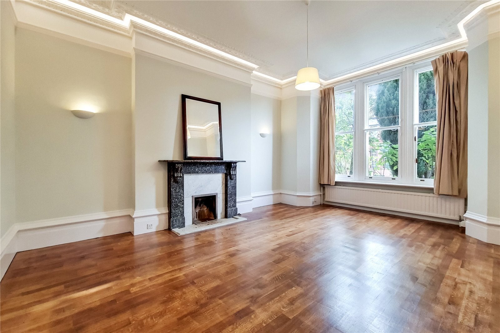 Flat Netherhall Gardens in Greater London