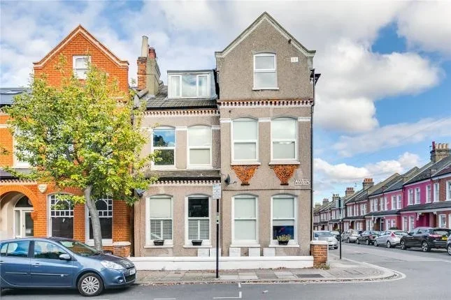 Flat Romberg Road in Greater London
