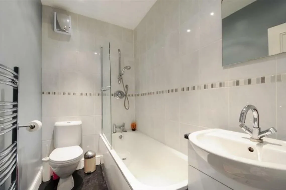 Flat Romberg Road in Greater London
