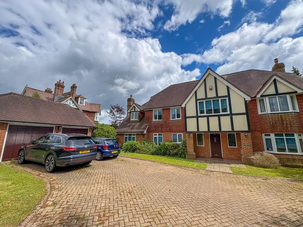 Flat Mayfield Lane in Wealden