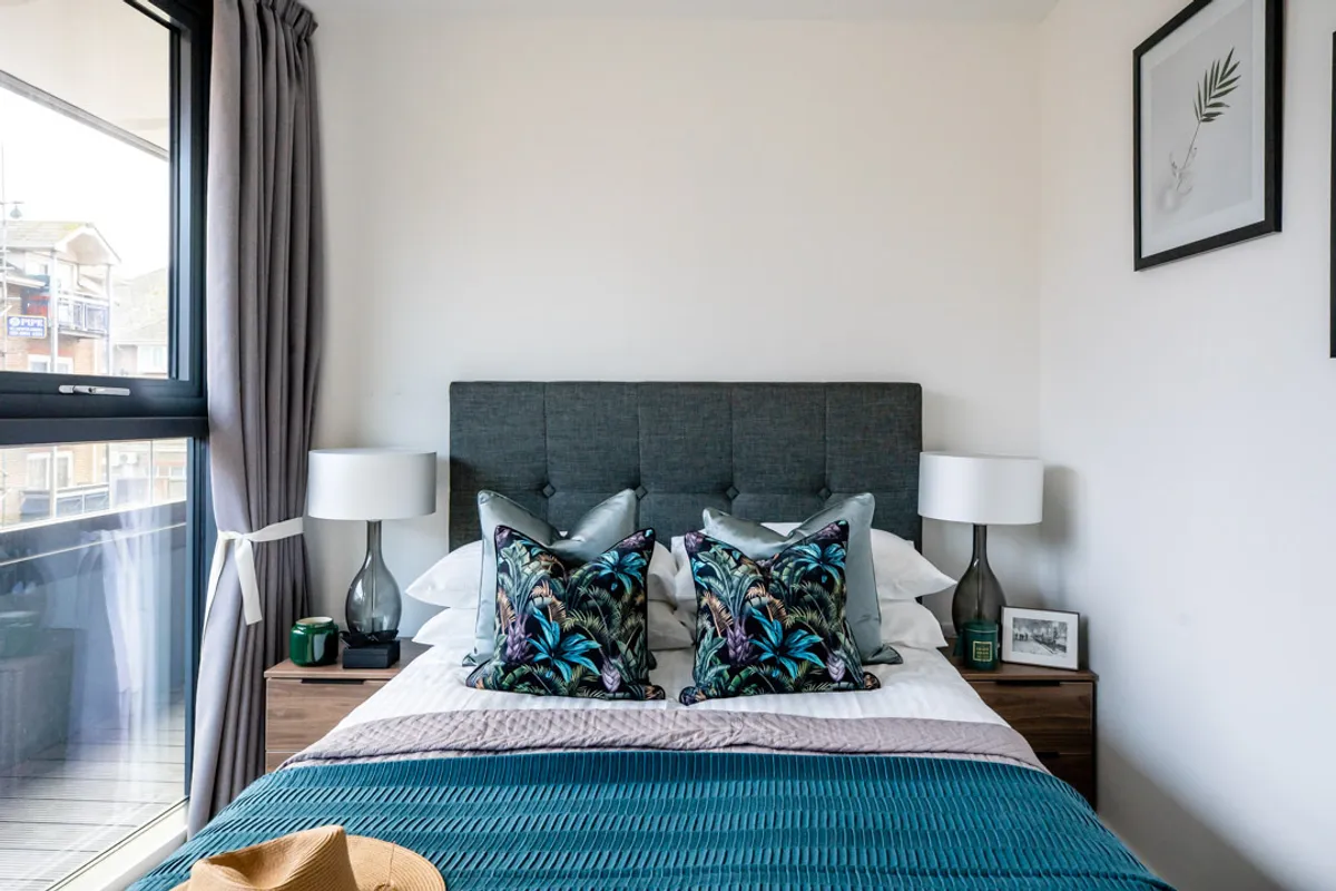 Flat Curtis Lane in Greater London