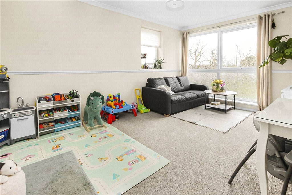 Flat Staines Road West in Borough of Spelthorne