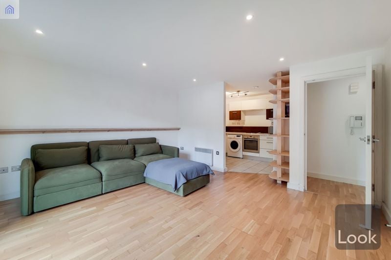 Flat Fairfield Road in Greater London