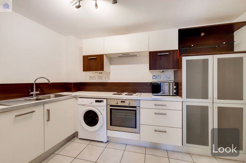 Flat Fairfield Road in Greater London