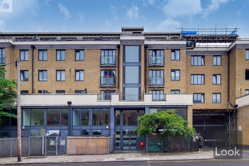 Flat Fairfield Road in Greater London